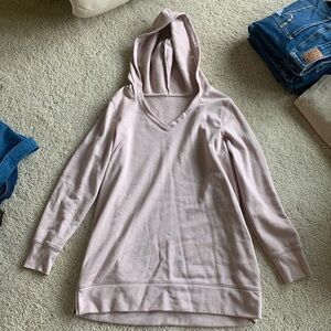 Light pink long sleeve hoodie sweatshirt that’s a long length, zippers on side